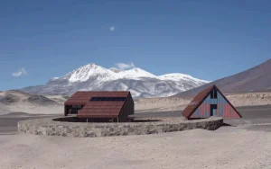 Fotografía de día de una construcción al aire libre que es uno de los refugios de montaña hechos por Los 16.