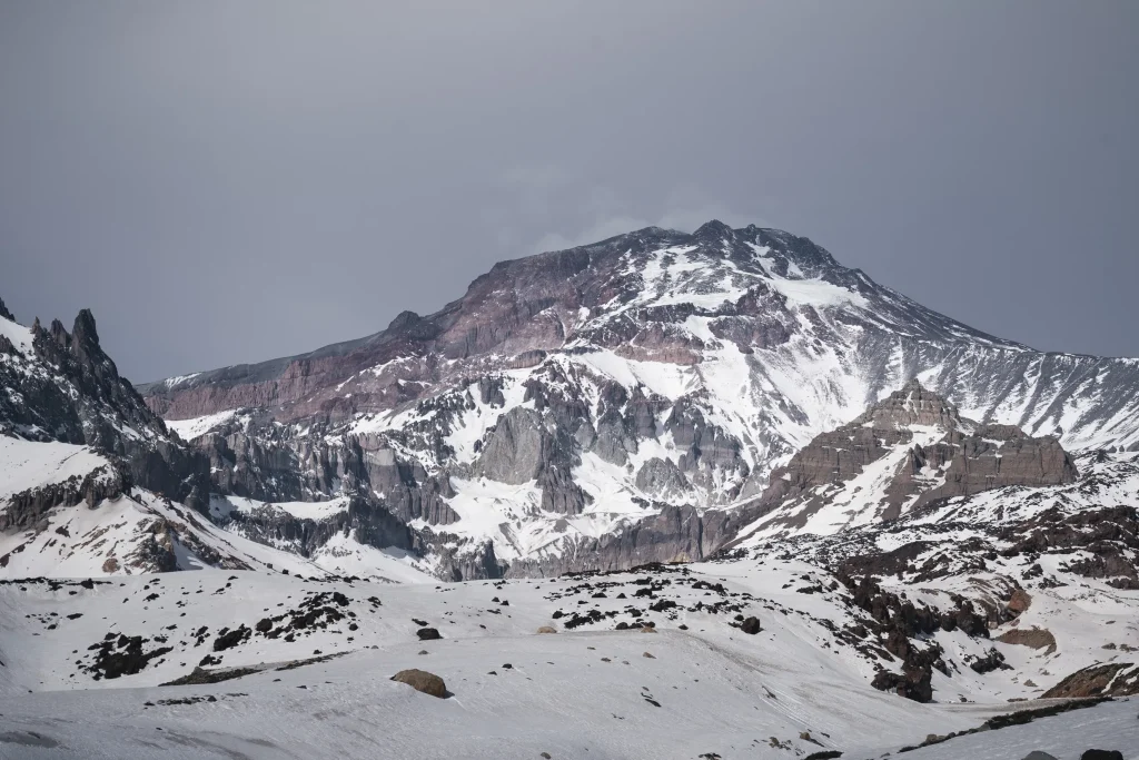 Fotografía a lo lejos de montañas cubiertas de nieve que visitó el montañista chileno Juan Pablo Mohr.